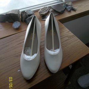 9.2.5 So Soft Olivia Bone Size 9W, 2 1/2 " Heel